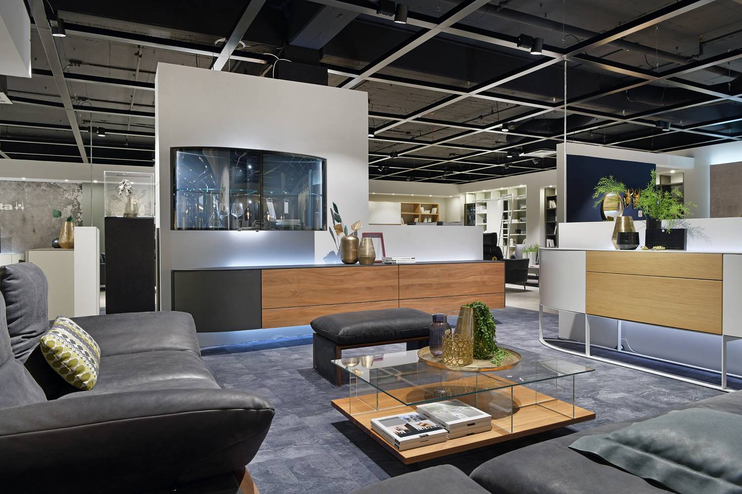  Schaffrath zeigt in seinen neuen Hülsta-Studios mit ihren edlen, reduzierten und ausgewogenen Elementmöbeln wunderbare Wohnbilder. 