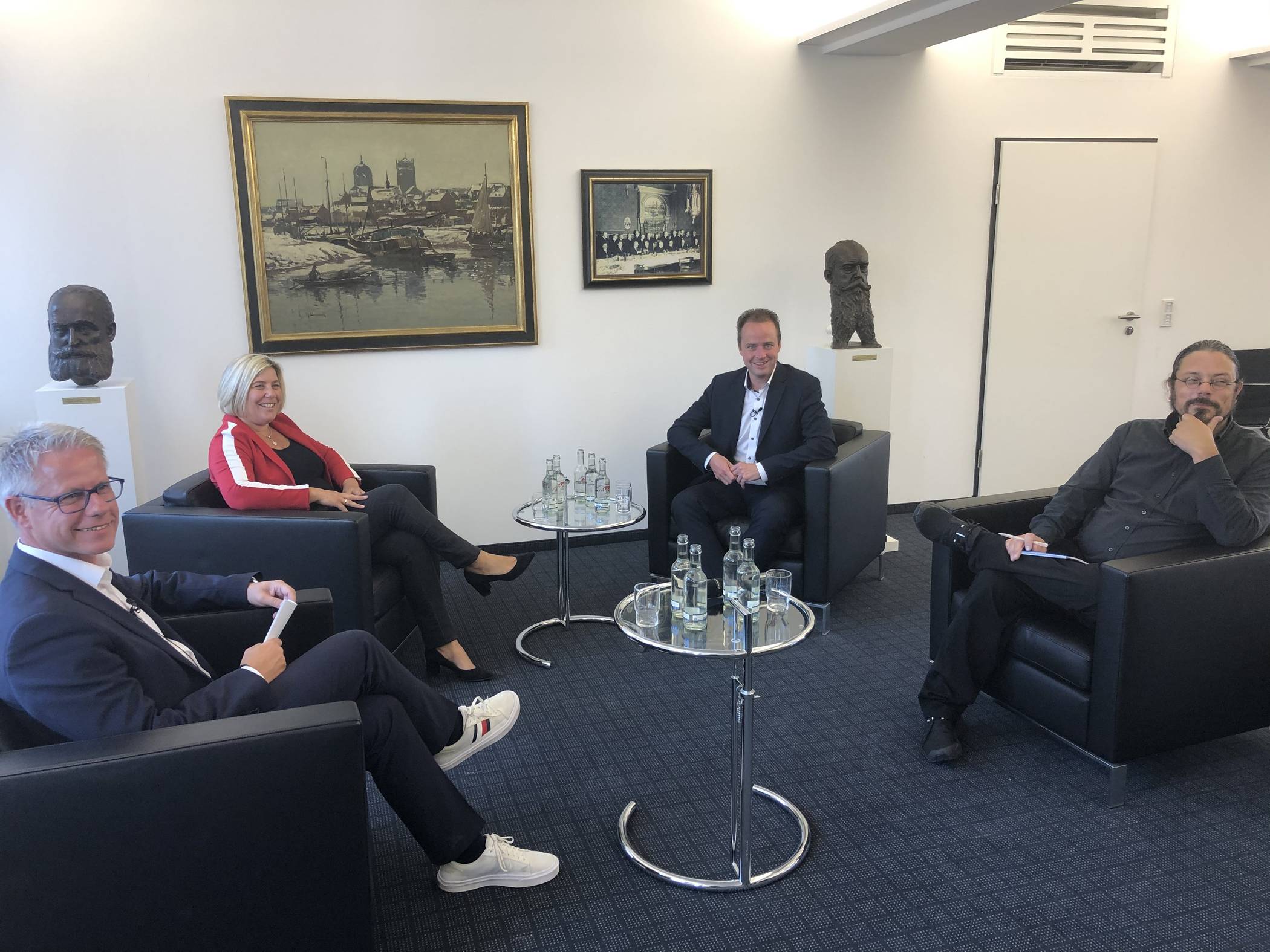  Vor der Stichwahl 2020 für das Bürgermeisteramt stehen die Kandidaten Ursula Baum (FDP, 2. von links) und Lars Christoph (CDU, 2. von rechts) zum Gespräch bereit. Die Moderation der Diskussion übernahmen Jürgen Steinmetz (links), Hauptgeschäftsführer der Industrie- und Handelskammer Mittlerer Niederrhein und Extra-Tipp-Redakteur Thomas Broich (rechts). 