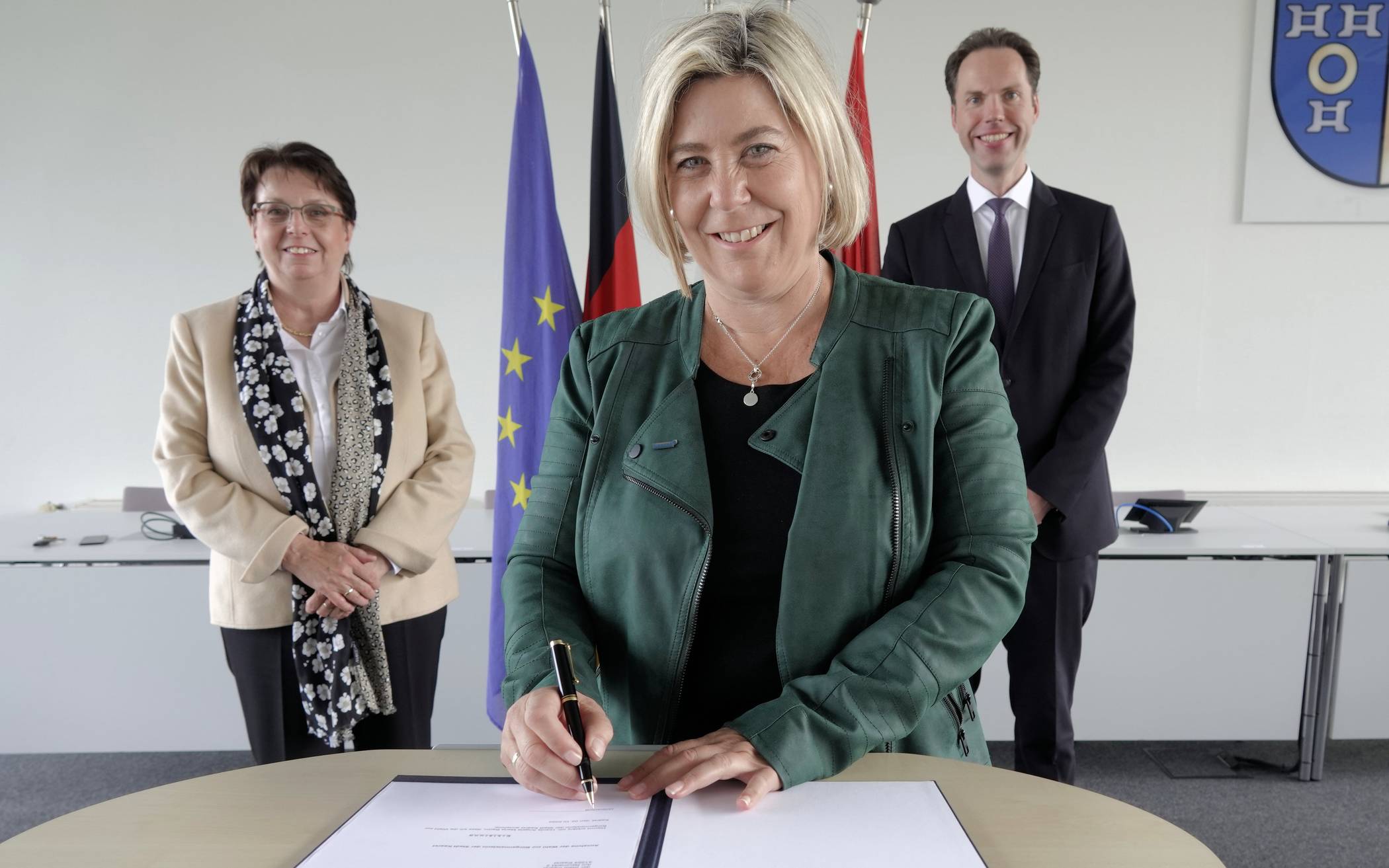  Uschi Baum (Mitte) vor der Unterzeichnung zur Amtsübergabe mit Bürgermeisterin Dr. Ulrike Nienhaus und Beigeordnetem Dr. Sebastian Semmler. 