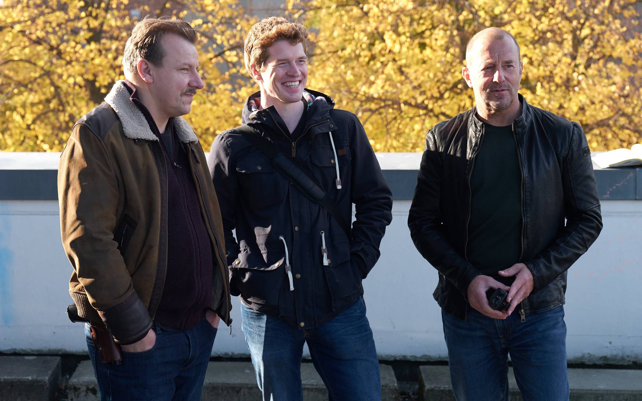  Christopher Sassenrath (M.) mit den Schauspielern Ronald Kukulies (l.) und Heino Ferch bei den Dreharbeiten zu „Die Spur der Mörder“. 