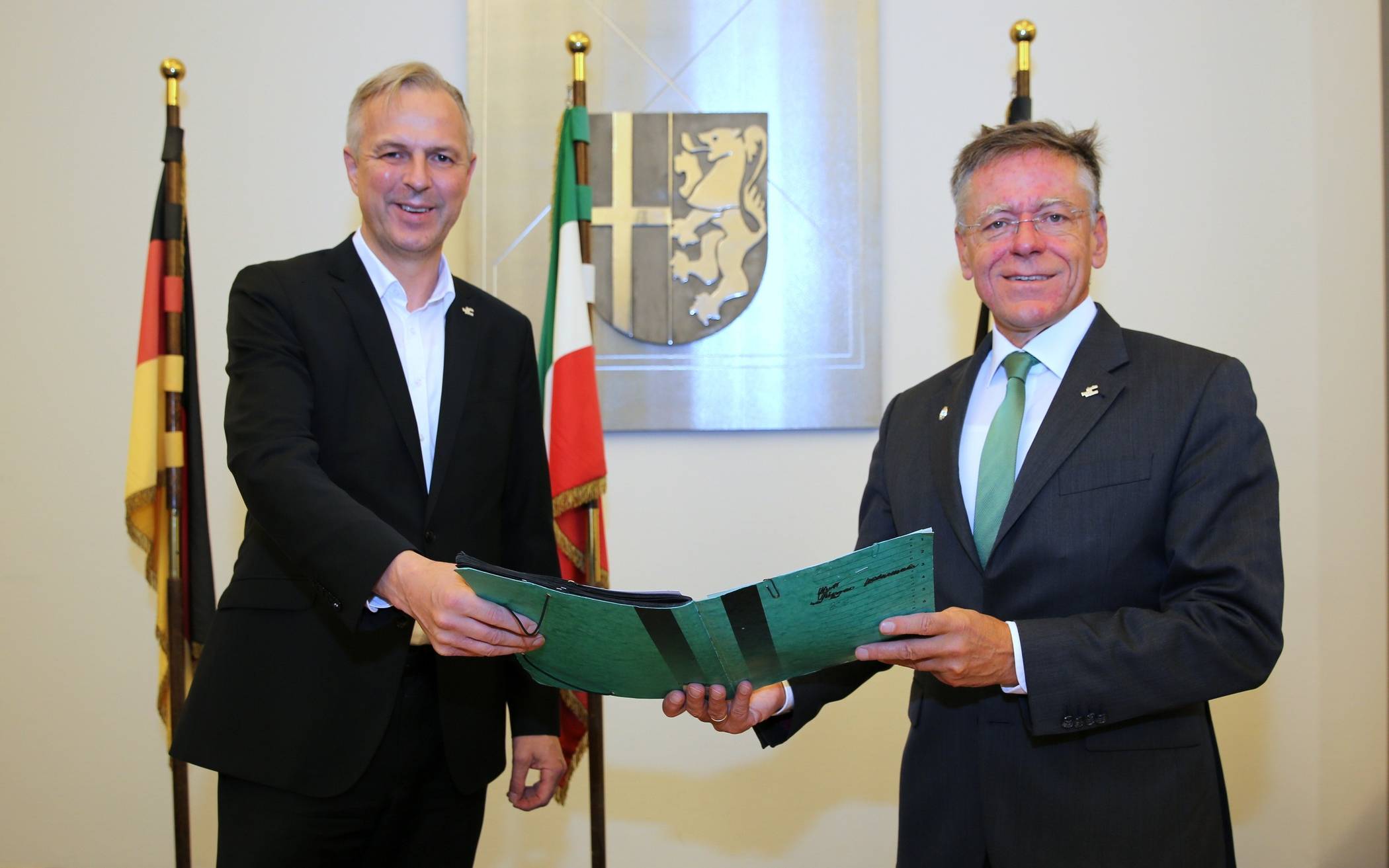  Wahl angenommen, Erklärung unterzeichnet: Landrat Hans-Jürgen Petrauschke (rechts) mit Kreisdirektor und Kreiswahlleiter Dirk Brügge im Kreissitzungssaal in Grevenbroich. 