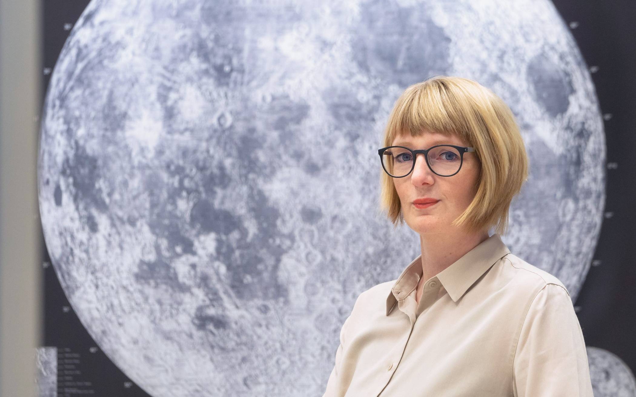  Die Neusser Bestattermeisterin Anna Lutter organisiert eine Bestattung auf dem Mond. 