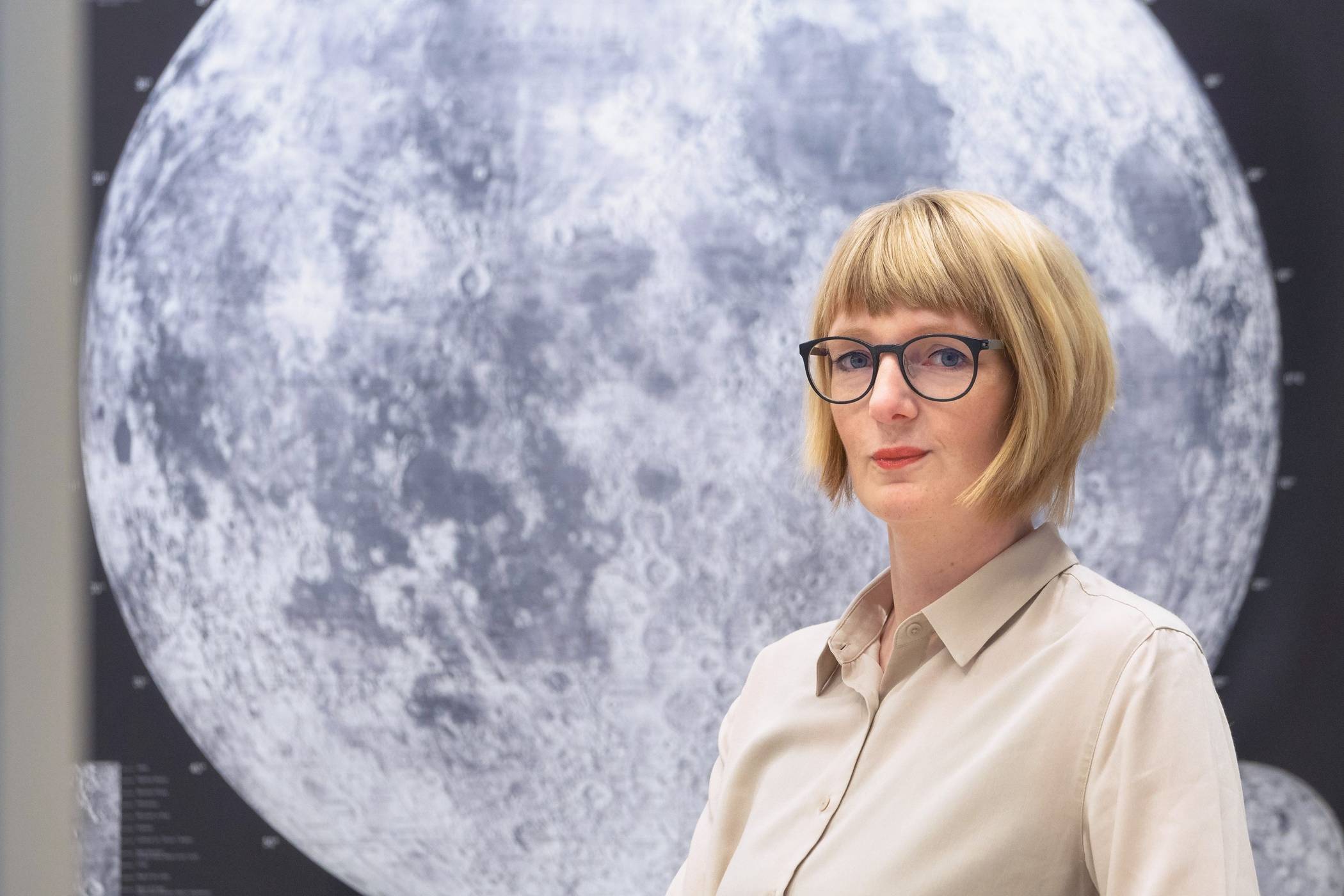  Die Neusser Bestattermeisterin Anna Lutter organisiert eine Bestattung auf dem Mond. 