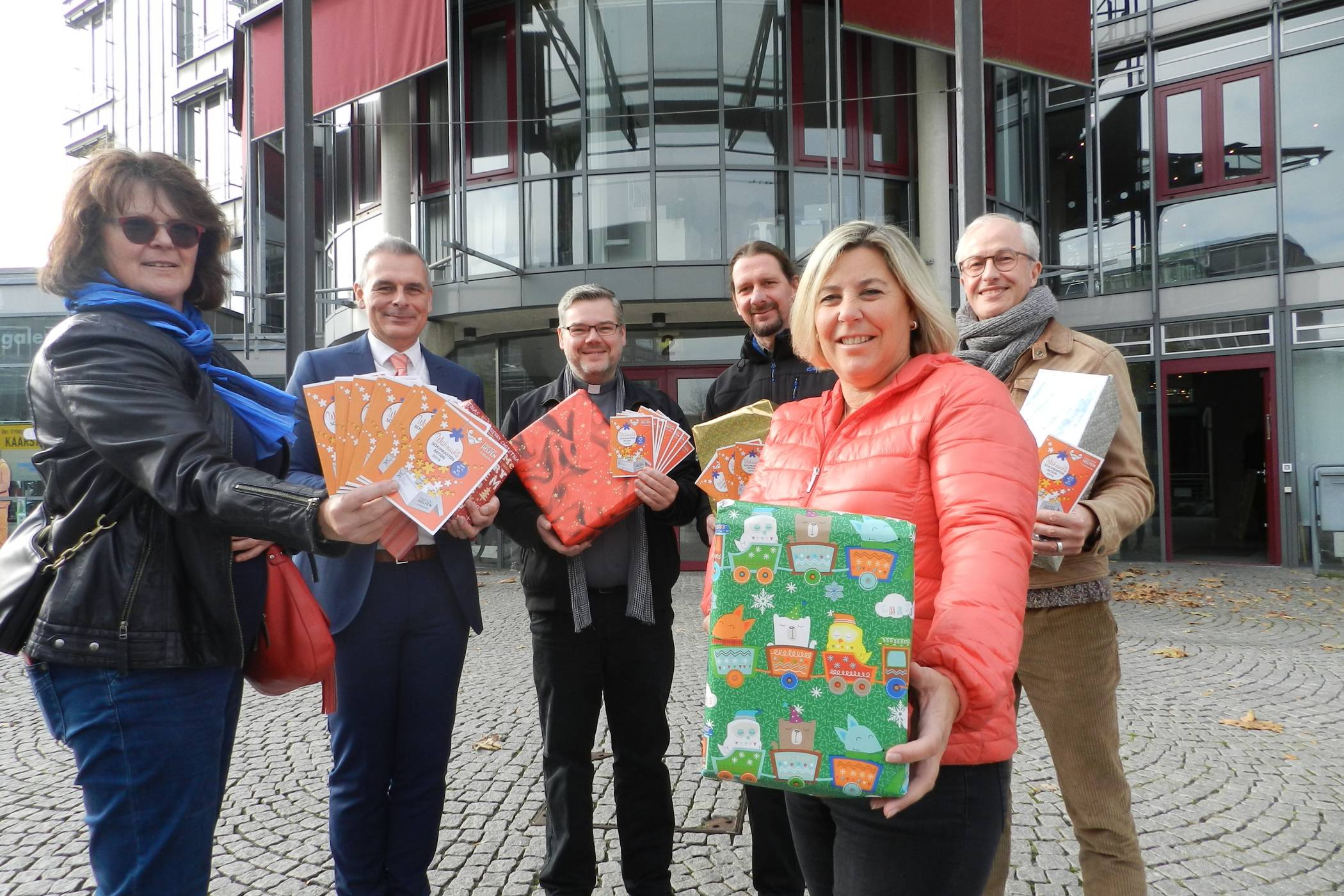  Die Weihnachts-Schuhkarton-Aktion des Vereins „Kaarster helfen“, von dem Ursula Baum (rechts) erste Vorsitzende ist, kam auch im vergangenen Jahr gut an. 