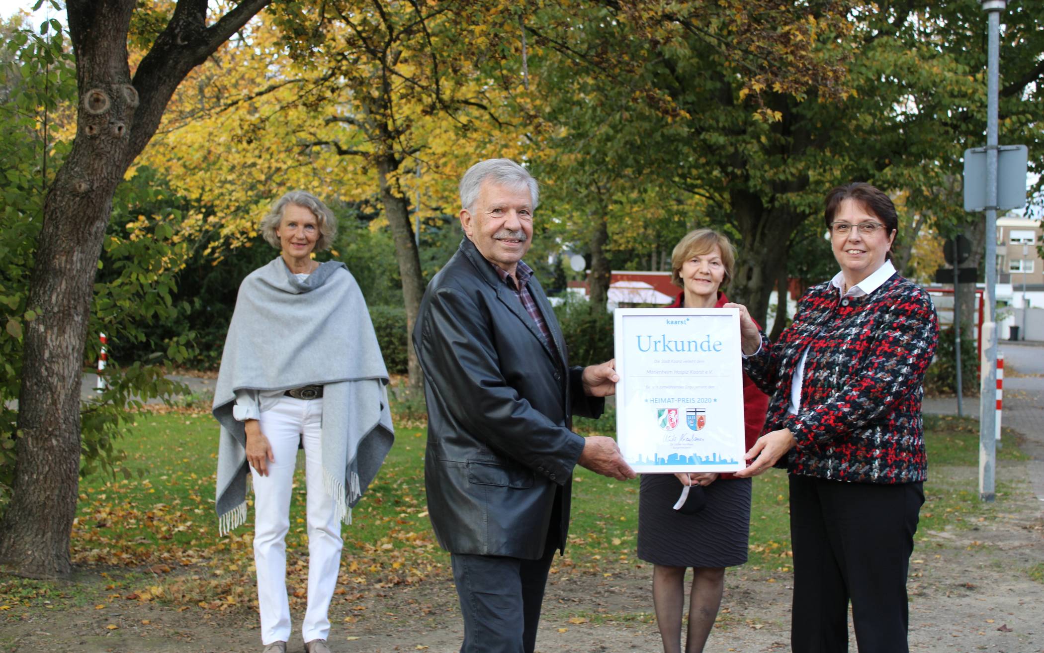  Von links: Brigitta Jansen, Günther Kolvenbach und Gertraud Schümchen nahmen den Heimatpreis der Stadt Kaarst von Bürgermeisterin Dr. Ulrike Nienhaus entgegen. 