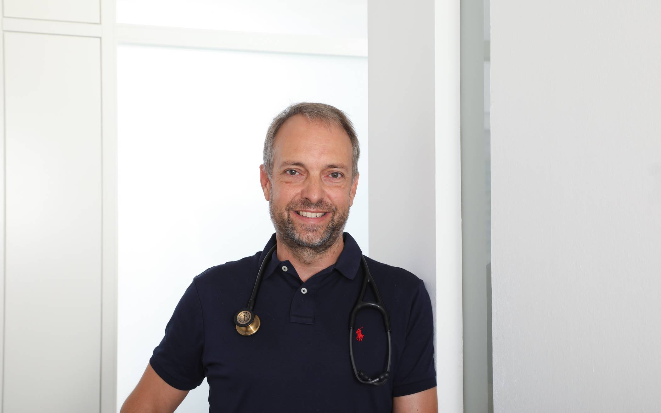  Dr. med. Guido Pukies hat das Corona-Testzentrum mit aufgebaut. Er ist Facharzt für Innere Medizin und Naturheilverfahren, sowie akademischer Lehrbeauftragter der Heinrich-Heine-Universität Düsseldorf und akademischer Lehrbeauftragter der Universität zu Köln. 