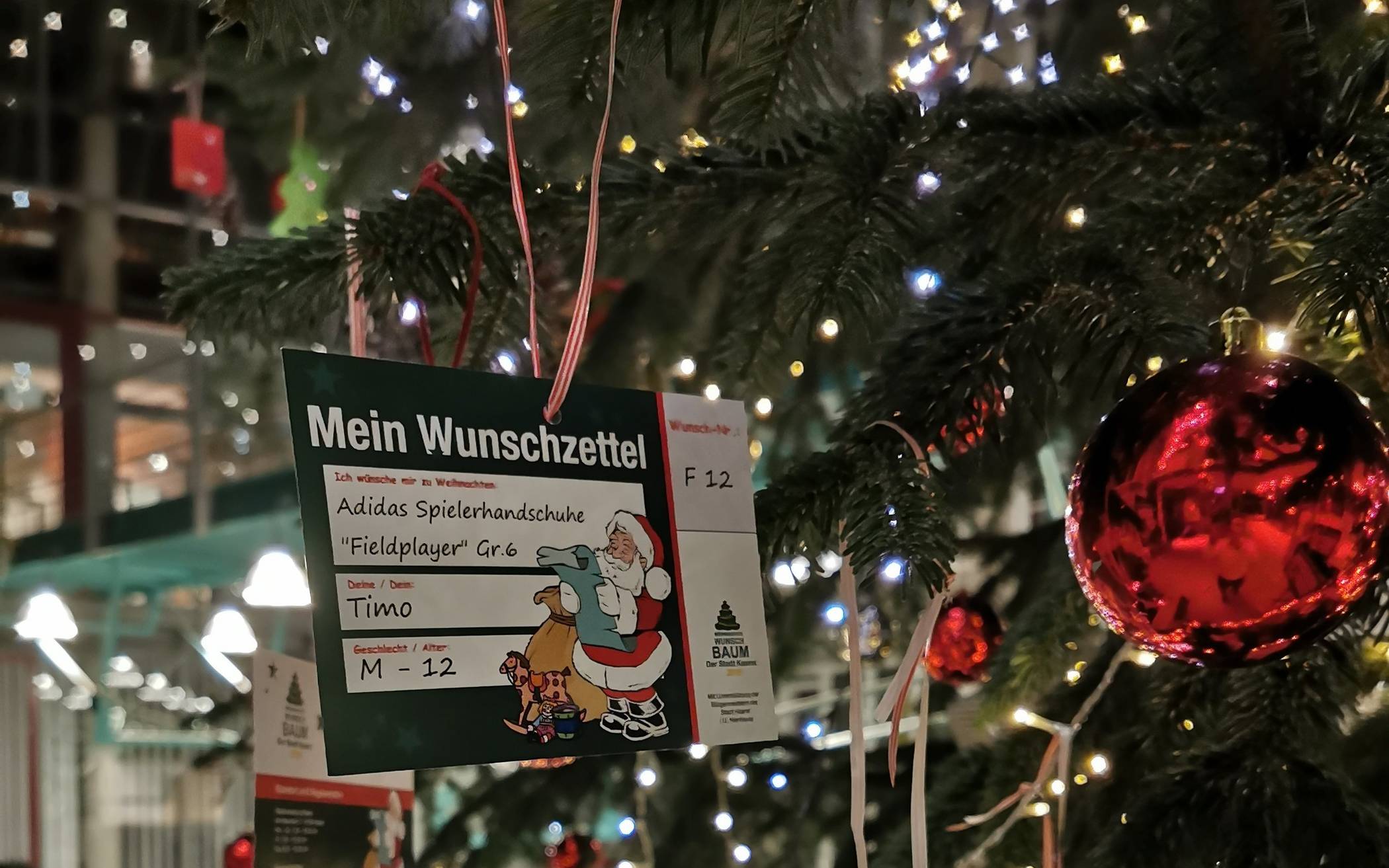  Auch in diesem Jahr können über den Wunschbaum wieder Weihnachtswünschen von bedürftigen Kaarster Kinder erfüllt werden. 