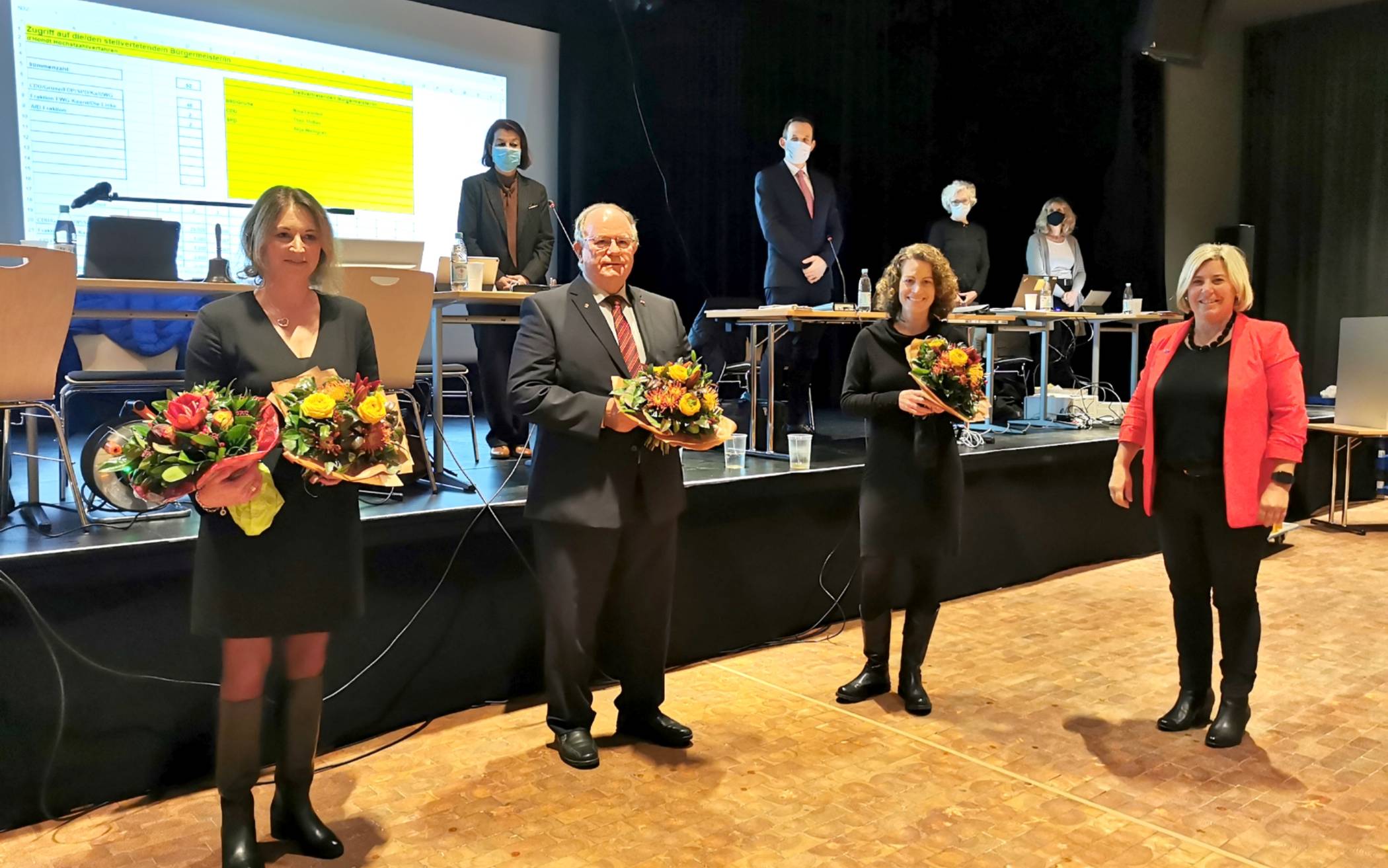  Kaarst hat jetzt drei stellvertretende Bürgermeister. Nina Lennhof, Grüne (3. von links), ist erste stellvertretende Bürgermeisterin. Theo Thissen, CDU (2. von links), wurde als zweiter stellvertretender Bürgermeister gewählt, ihm folgt Anja Weingran, SPD (links).  