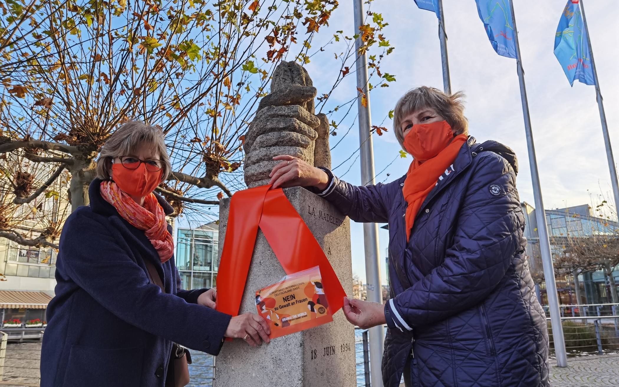  Marlies Kallen und Christiane Otto von den Soroptimistinnen schmückten die Flamme vor dem Rathaus.  